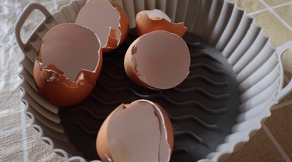 Cascas de ovo em uma bandeja de silicone na cor cinza