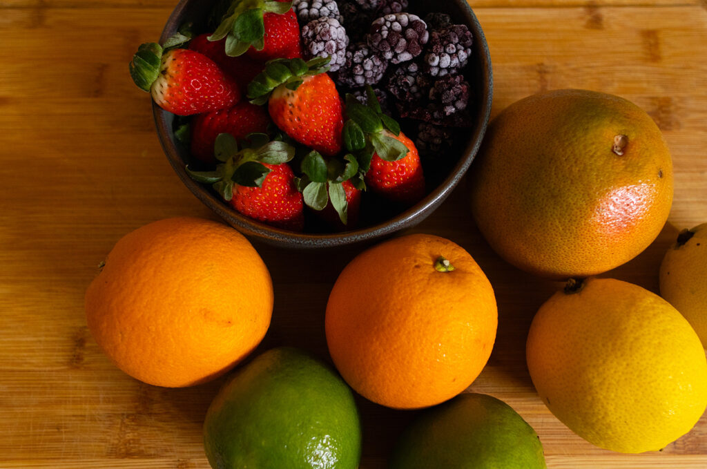frutas variadas em uma tábua de madeira