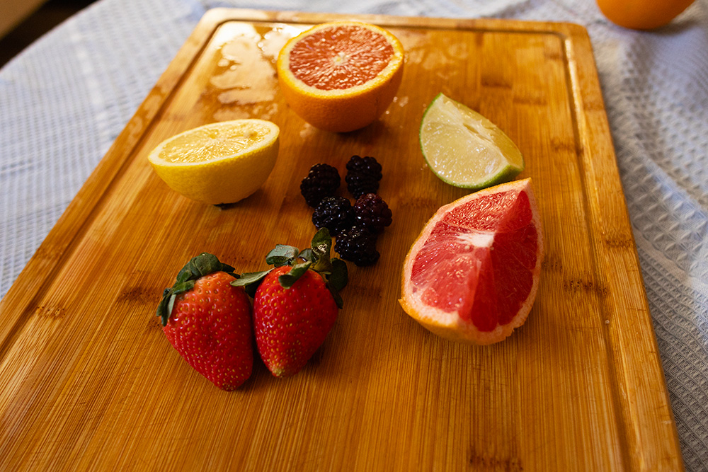 frutas diversas sob uma tábua de madeira