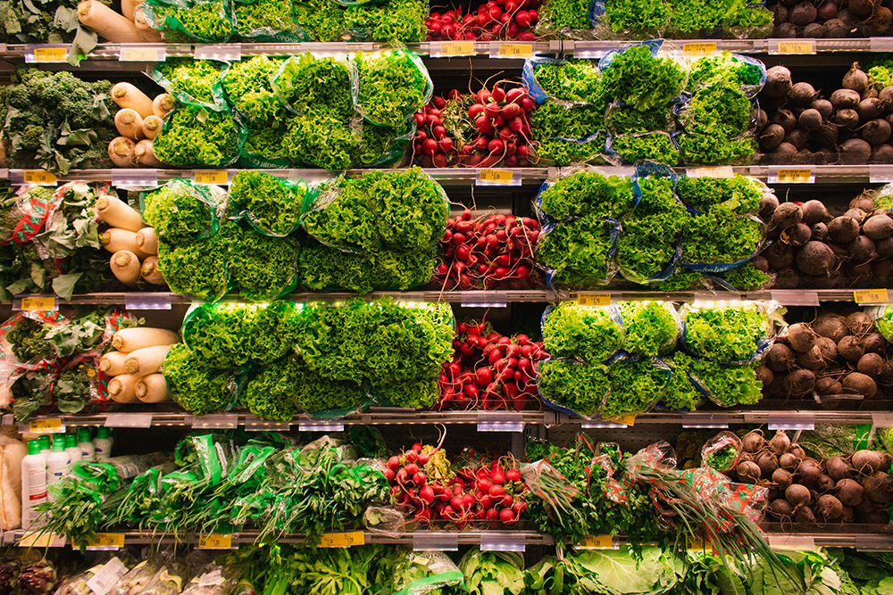 Verduras variadas em uma geladeira de supermercado