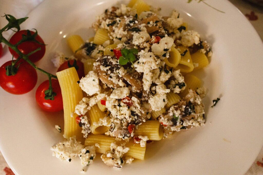 Prato de macarrão com tomates cereja e molho de ricota com cogumelos