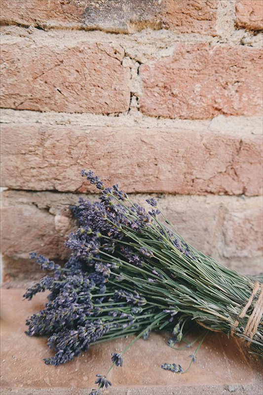 Buquê de flores de lavanda amarrado com uma corda rústica